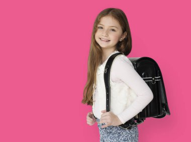 Güzel liseli kız sırt çantası ile