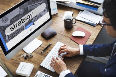 Bilgisayarda çalışan iş adamı