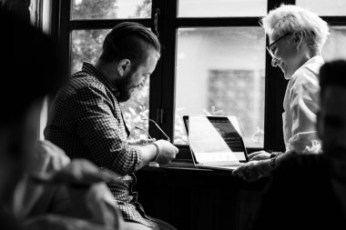 Adam kadın Laptop istimal 