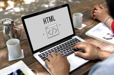 dizüstü bilgisayarda çalışan olgun adam