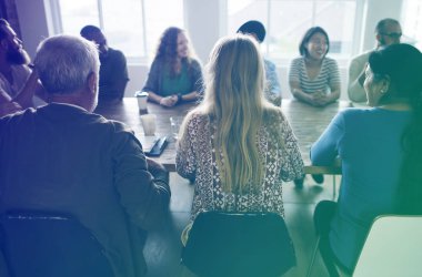 iş toplantısı masada oturan insanlar