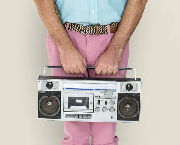 Uomo che tiene Radio Boombox — Foto Stock