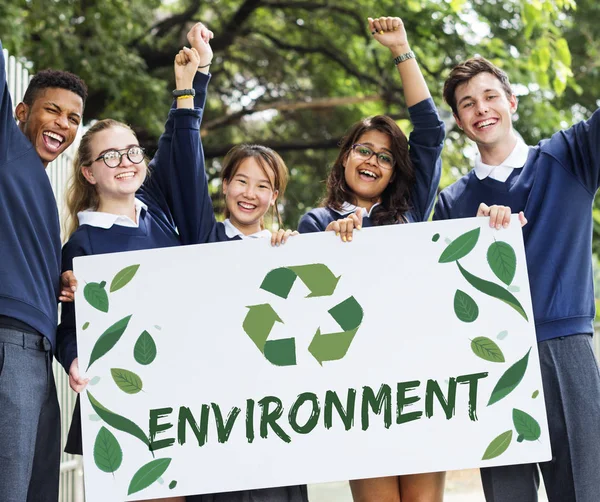 Diversidad Estudiantes sosteniendo banner —  Fotos de Stock