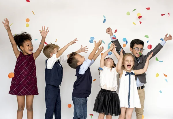 Fiesta de niños con confeti —  Fotos de Stock