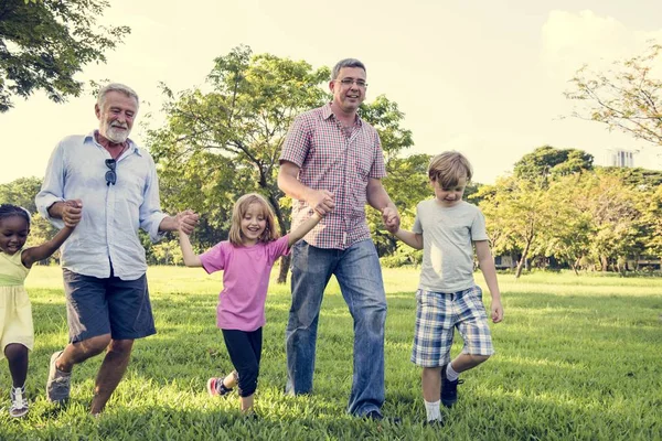 Familj att ha kul i parken — Stockfoto