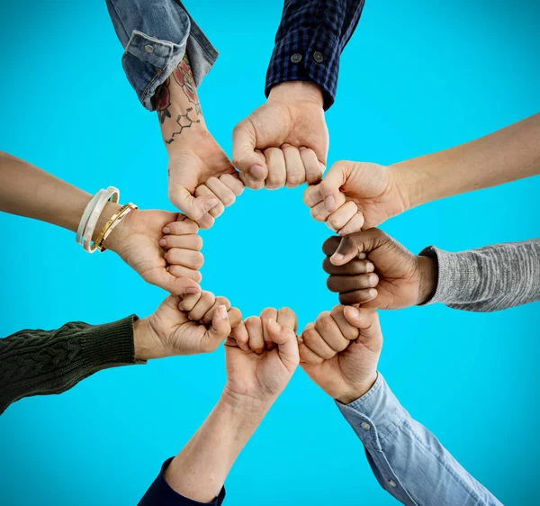 Diversiteit mensen handen samen — Stockfoto