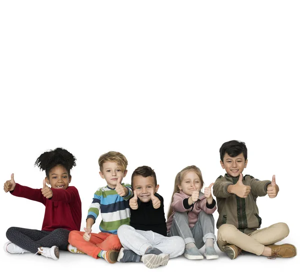 Дети показывают большие пальцы вверх — стоковое фото