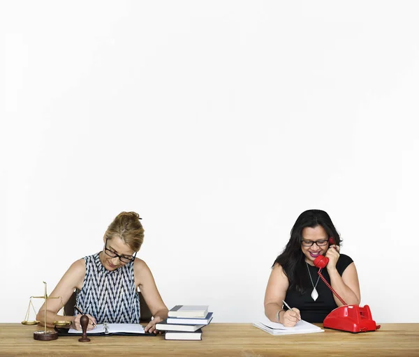 Twee dames werken — Stockfoto