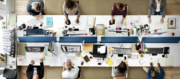 Empresários no escritório em reunião — Fotografia de Stock