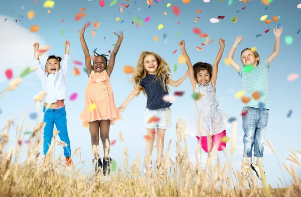 Gyerekek ünnepelni party szabadban — Stock Fotó