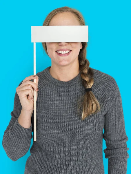 Frau hält Papier blank — Stockfoto