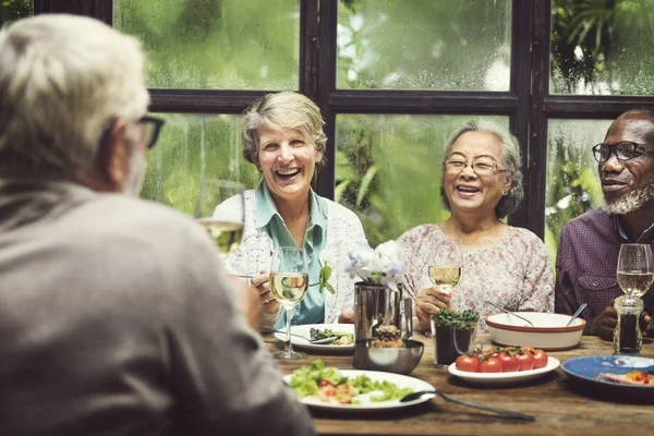 Старші люди вечеряють разом — стокове фото
