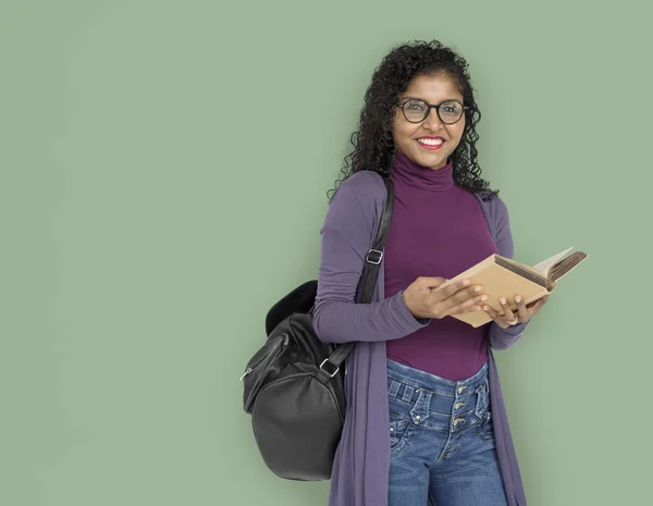 Jovem mulher com livro — Fotografia de Stock