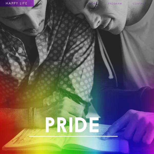 本を読んで若い同性愛カップル — ストック写真