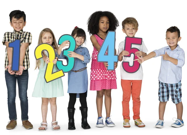 Gyerekek gazdaság papír számok — Stock Fotó
