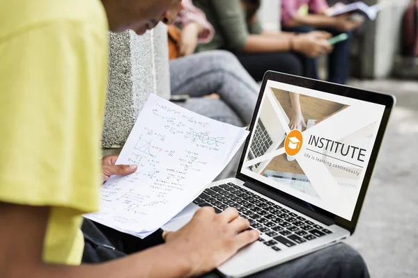 Afrikanska student använder bärbar dator — Stockfoto