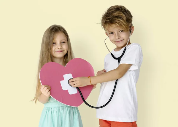 Enfants à l "écoute du cœur avec stéthoscope — Photo