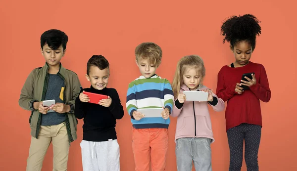 Çocuklar oynarken akıllı telefonlar — Stok fotoğraf