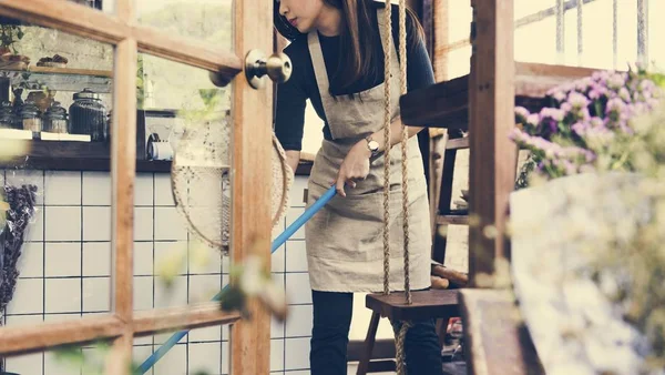 Frau putzt Café — Stockfoto