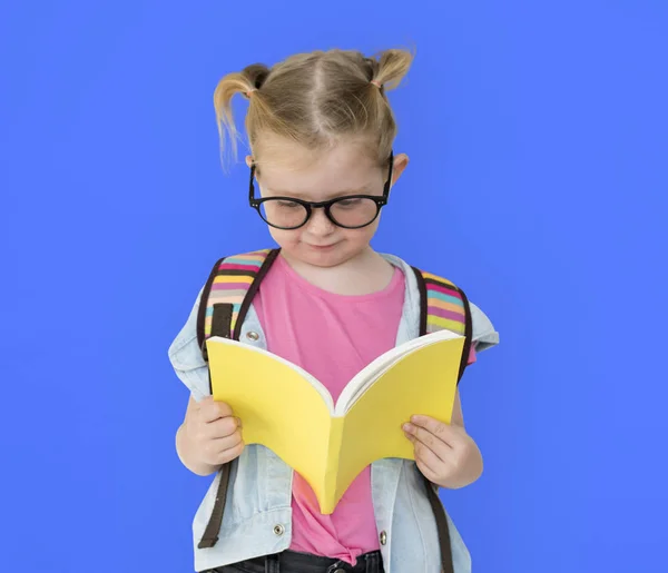 Bambina lettura libro — Foto Stock