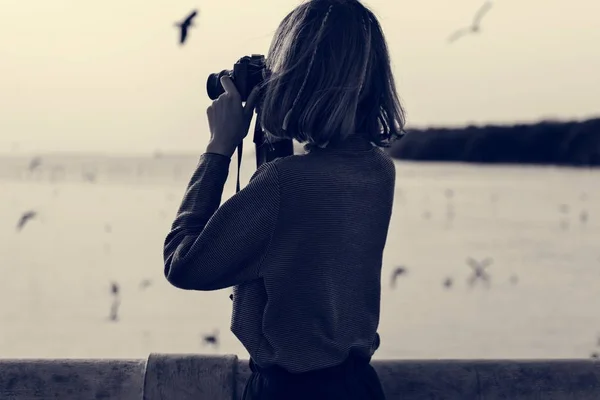 Woman Taking Snap Photo with Camera — Stock Photo, Image