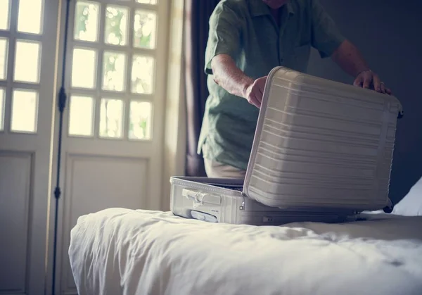 Bagagem de embalagem homem — Fotografia de Stock