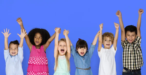Діти тримають руки вгору — стокове фото
