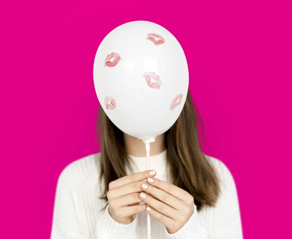 Kadın kapsayan yüz balon ile — Stok fotoğraf