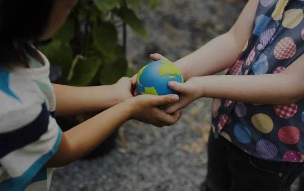 Barn hålla lilla jorden planet — Stockfoto