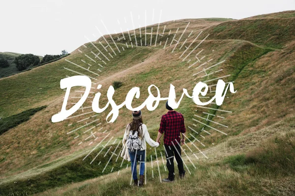 Couple standing in mountain hills — Stock Photo, Image