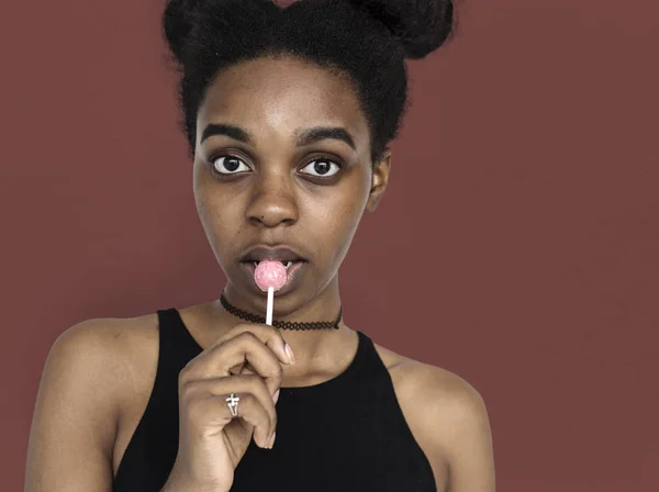 Mujer africana comiendo dulces —  Fotos de Stock