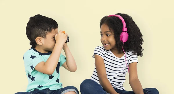 Niños en el estudio usando auriculares y cámara —  Fotos de Stock