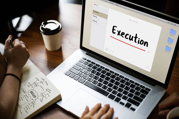 женщина с помощью ноутбука