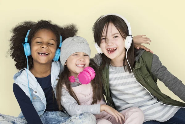 Meninas Estúdio usando fones de ouvido — Fotografia de Stock