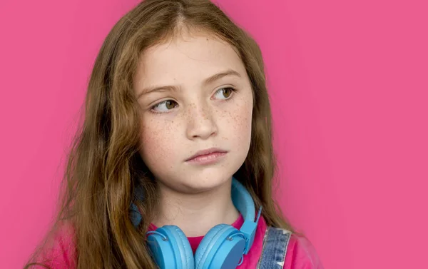 Adorable niña en auriculares — Foto de Stock