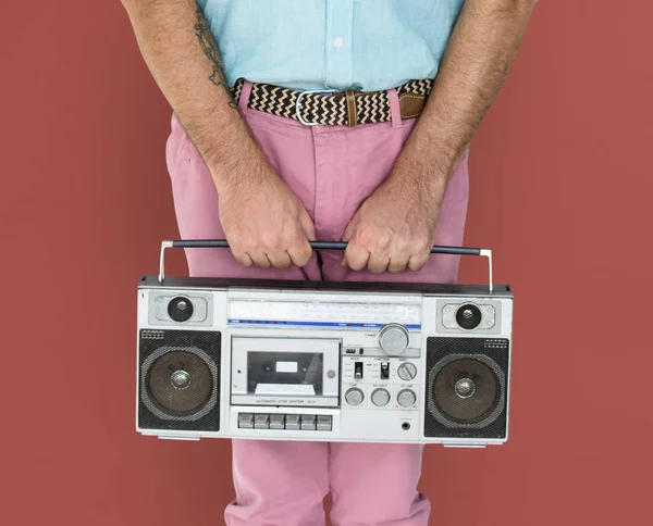 Człowiek posiadający Radio boombox — Zdjęcie stockowe
