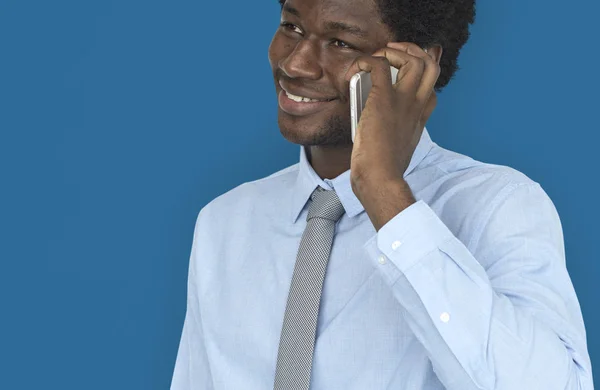 Geschäftsmann in Hemd und Krawatte unterhält sich am Handy — Stockfoto