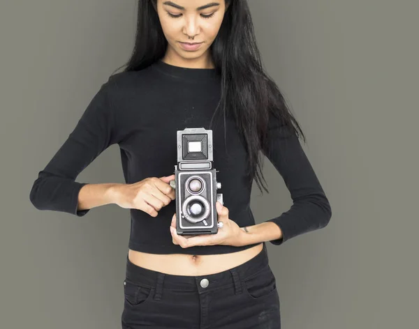 Mujer sostiene cámara fotográfica retro —  Fotos de Stock