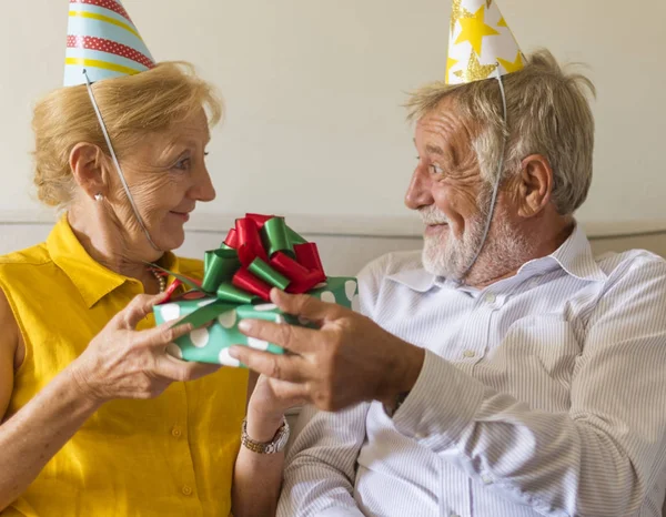Anziani che festeggiano il compleanno — Foto Stock