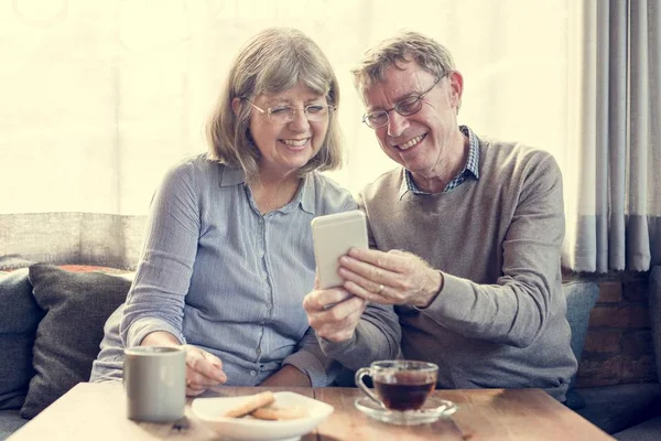 Seniorenpaar trinkt Tee — Stockfoto