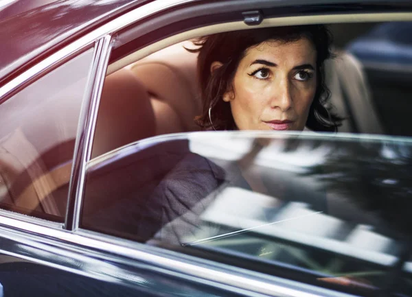 Professionale donna d'affari in auto — Foto Stock