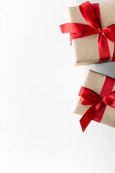 Geschenke mit roten Schleifen verpackt Stockbild