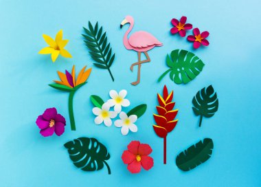 çiçekler ve origami pembe flamingo