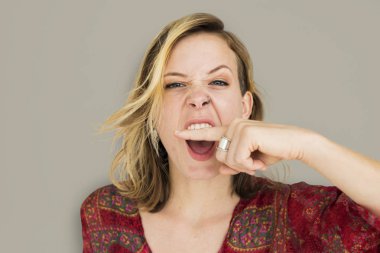 sarışın kadın holding parmak, ağız