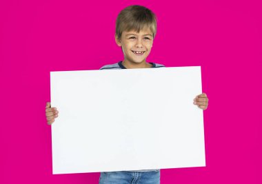 küçük çocuk holding afiş 