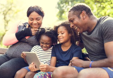 Dijital tablet kullanan aile