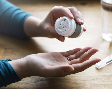 kadın alarak Vitamin hapı