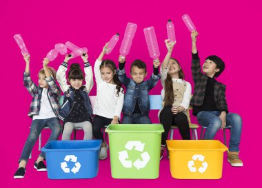 Plastik şişeler tutan çocuklar