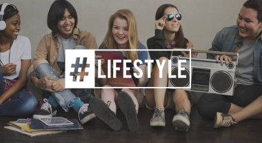 katta oturan çok ırklı arkadaşlar