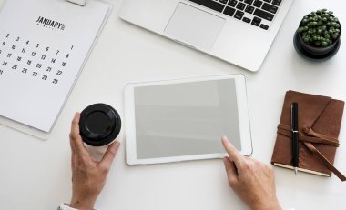 Dijital tablet kullanan adam